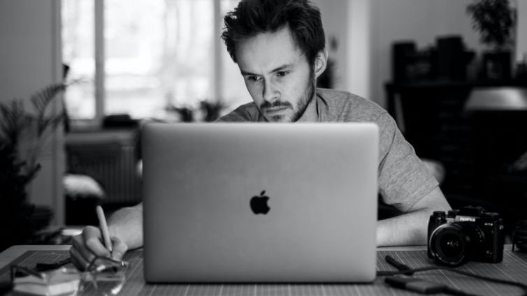 Man using JetStream v2.9 on apple laptop computer